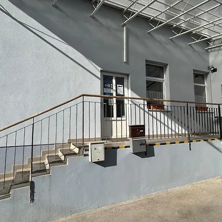 Pre 2 Osoby S Parkovanim Blizko Centra *