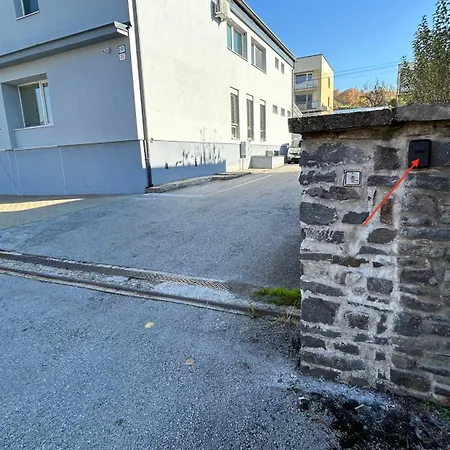 Pre 2 Osoby S Parkovanim Blizko Centra